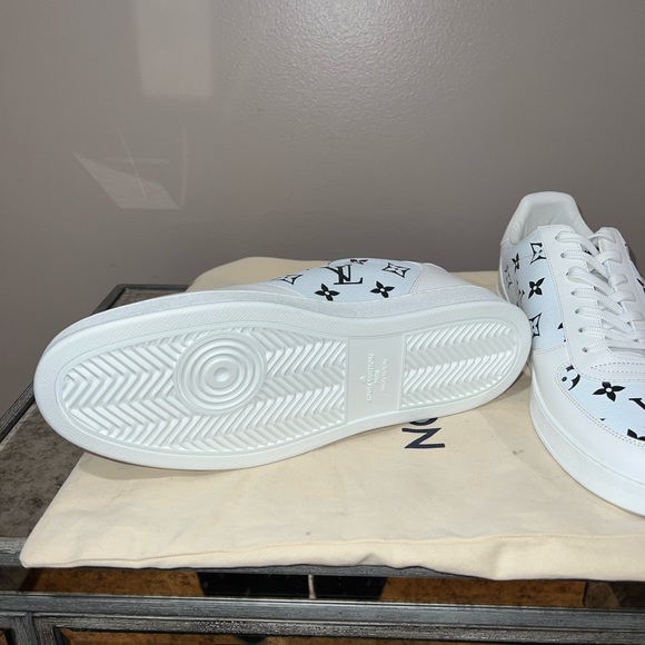 Authentic Louis Vuitton sneakers - Picture 4 of 11